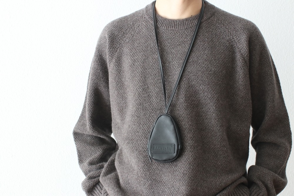 ATON (ȥ) "LAMBS WOOL CREWNECK SWEATER"