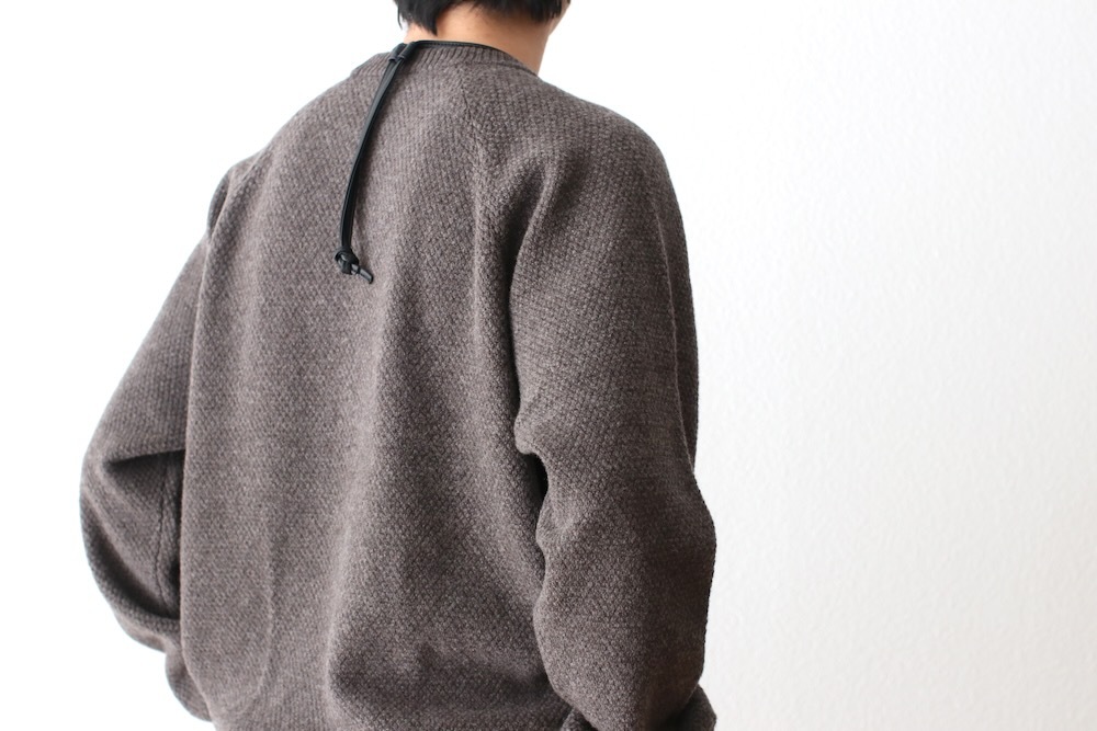 ATON (ȥ) "LAMBS WOOL CREWNECK SWEATER"