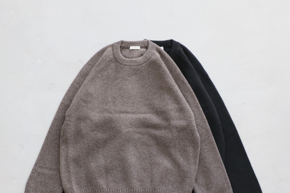 ATON (ȥ) "LAMBS WOOL CREWNECK SWEATER"