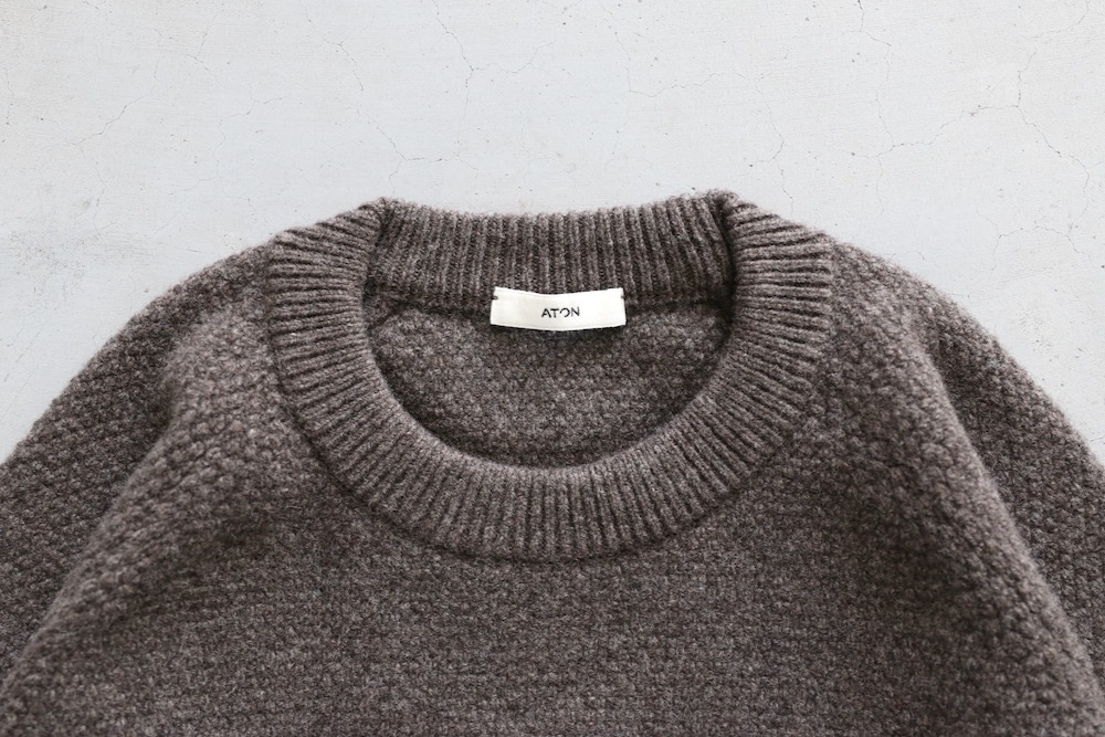 ATON (ȥ) "LAMBS WOOL CREWNECK SWEATER"