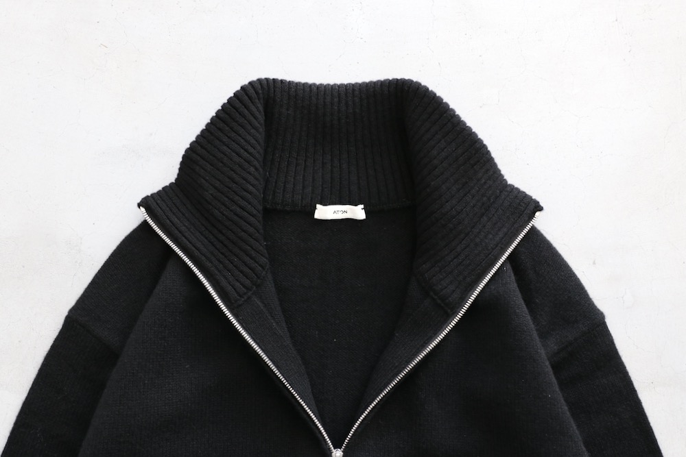 ATON (ȥ) "LAMBS WOOL HALF SIP SWEATER"
