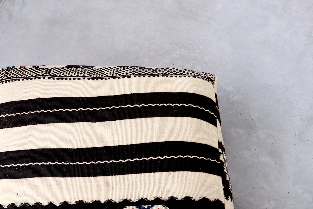 LIGHT YEARS(�饤�� ���䡼��)"RUG POUF(�ץ�) -ZANAFI-"