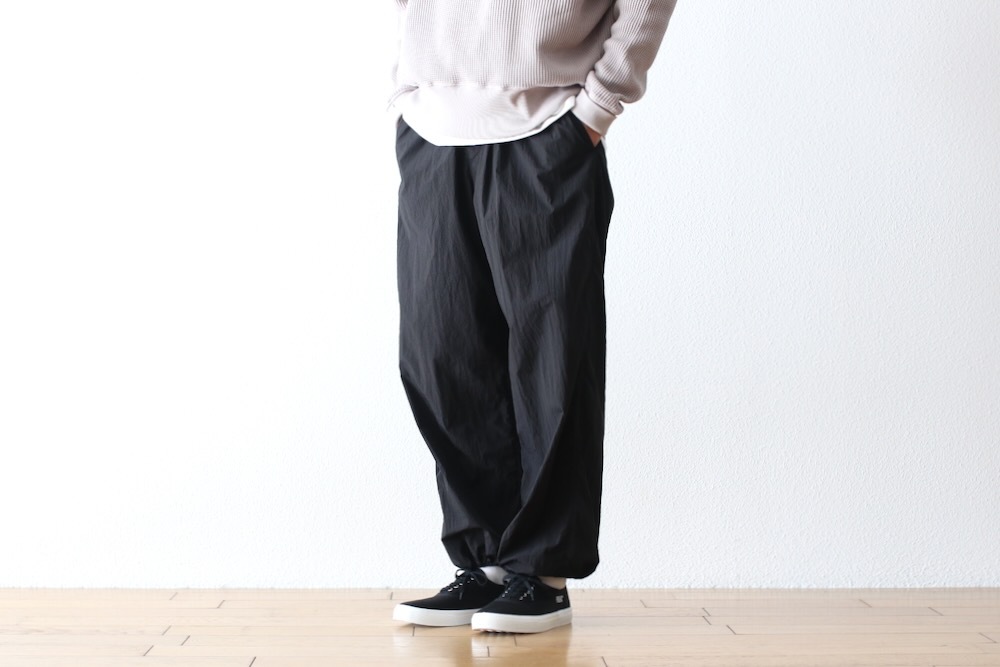 ATON (ȥ) "HAND DYED NYLON UTILITY PANTS"