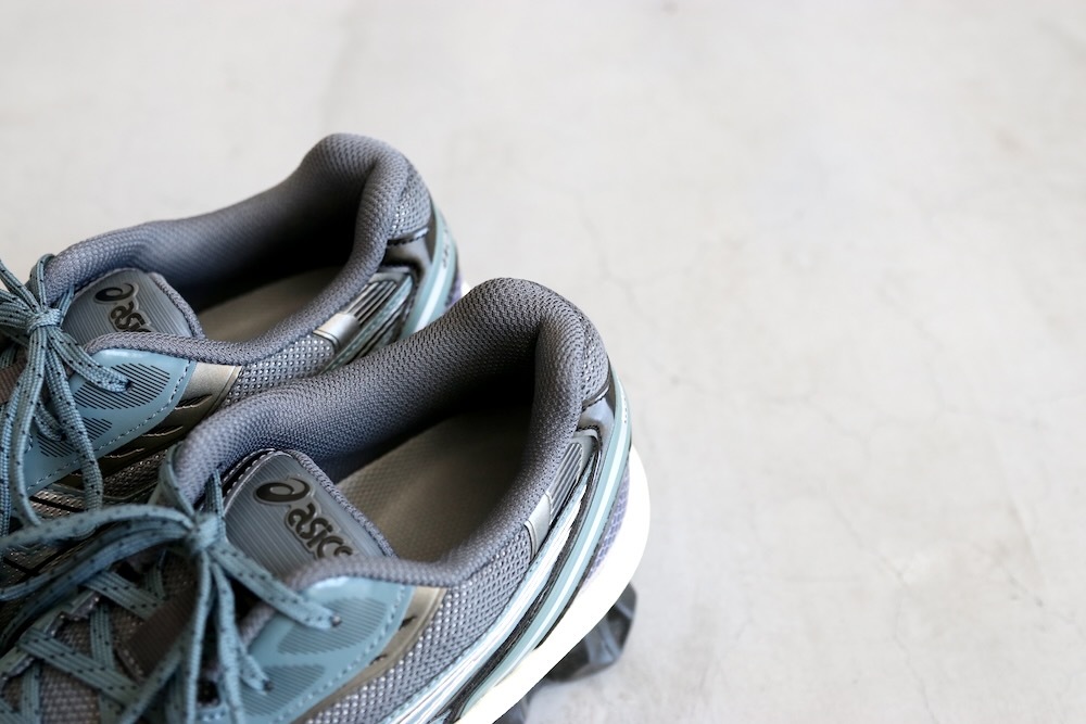 ASICS (å) "GEL-KINETIC FLUENT -CARRIEER GREY/PURE SILVER-"