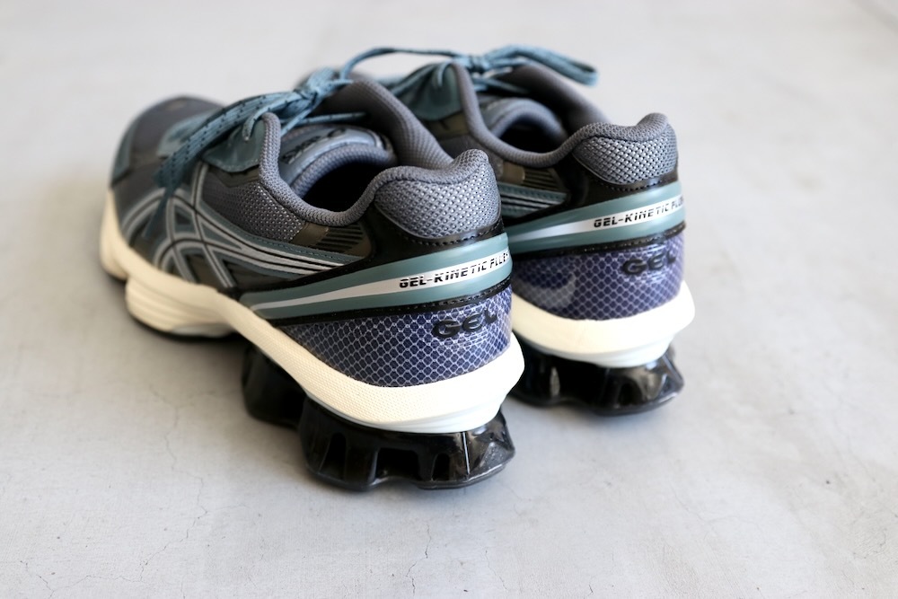 ASICS (å) "GEL-KINETIC FLUENT -CARRIEER GREY/PURE SILVER-"