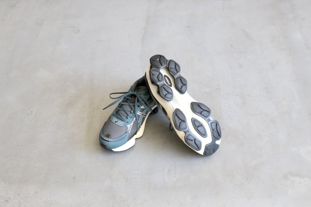 ASICS (å) "GEL-KINETIC FLUENT -CARRIEER GREY/PURE SILVER-"