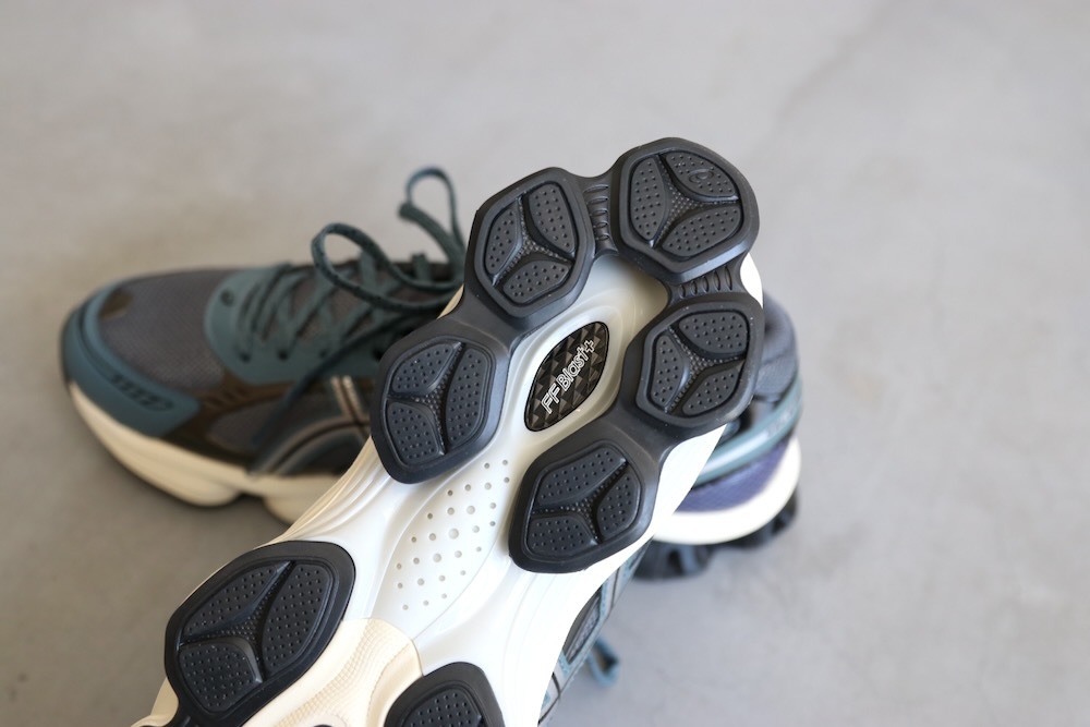 ASICS (å) "GEL-KINETIC FLUENT -CARRIEER GREY/PURE SILVER-"