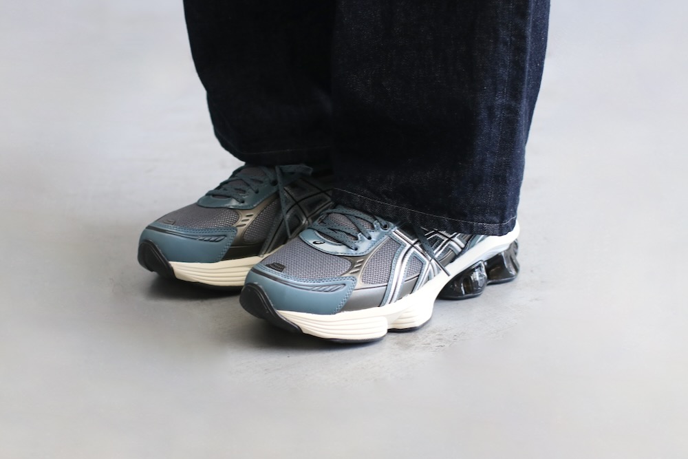 ASICS (å) "GEL-KINETIC FLUENT -CARRIEER GREY/PURE SILVER-"