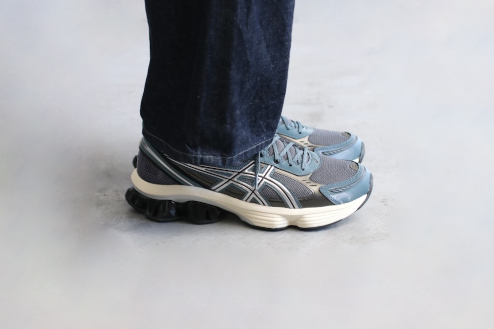 ASICS (å) "GEL-KINETIC FLUENT -CARRIEER GREY/PURE SILVER-"