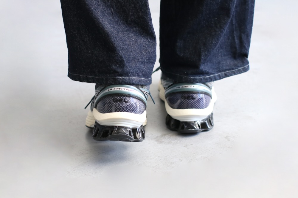 ASICS (å) "GEL-KINETIC FLUENT -CARRIEER GREY/PURE SILVER-"