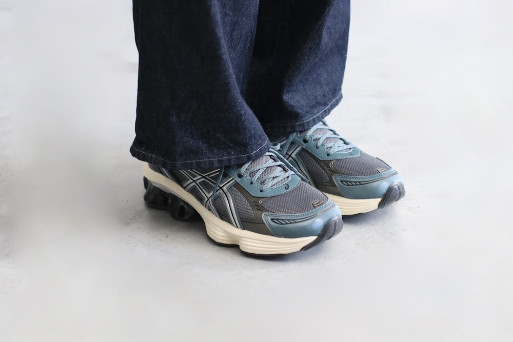 ASICS (å) "GEL-KINETIC FLUENT -CARRIEER GREY/PURE SILVER-"