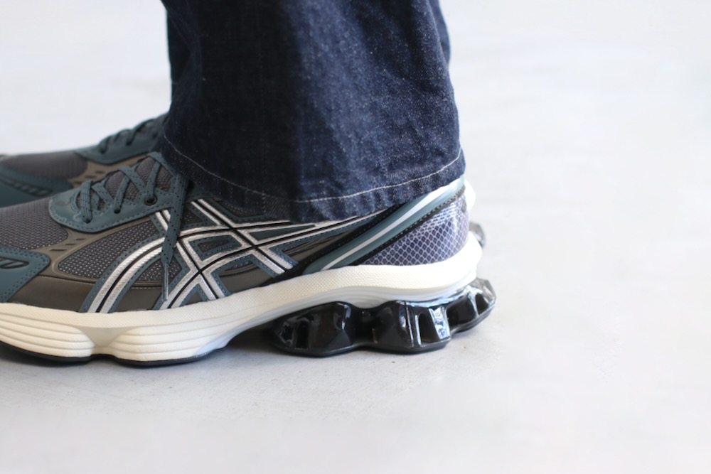 ASICS (å) "GEL-KINETIC FLUENT -CARRIEER GREY/PURE SILVER-"