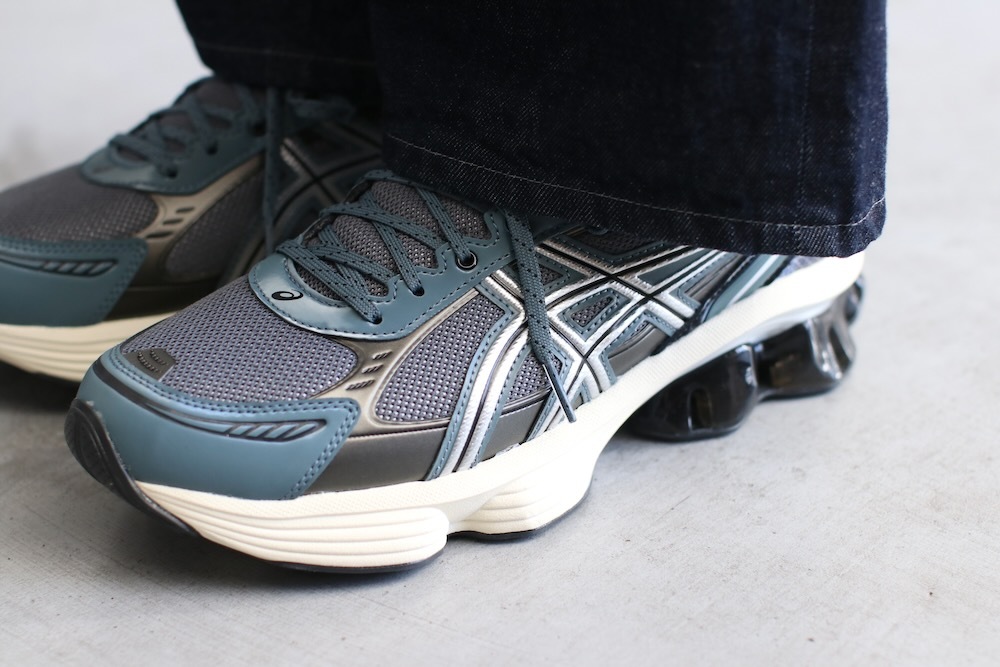 ASICS (å) "GEL-KINETIC FLUENT -CARRIEER GREY/PURE SILVER-"