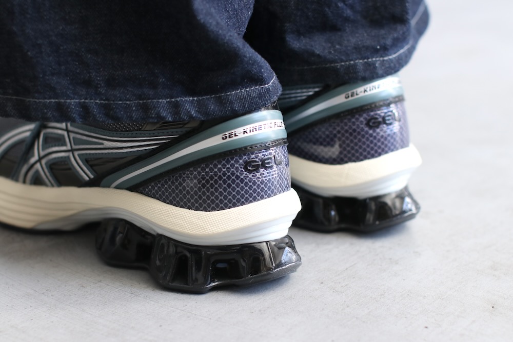 ASICS (å) "GEL-KINETIC FLUENT -CARRIEER GREY/PURE SILVER-"