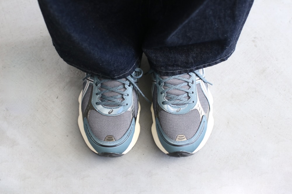 ASICS (å) "GEL-KINETIC FLUENT -CARRIEER GREY/PURE SILVER-"