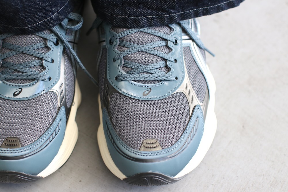 ASICS (å) "GEL-KINETIC FLUENT -CARRIEER GREY/PURE SILVER-"