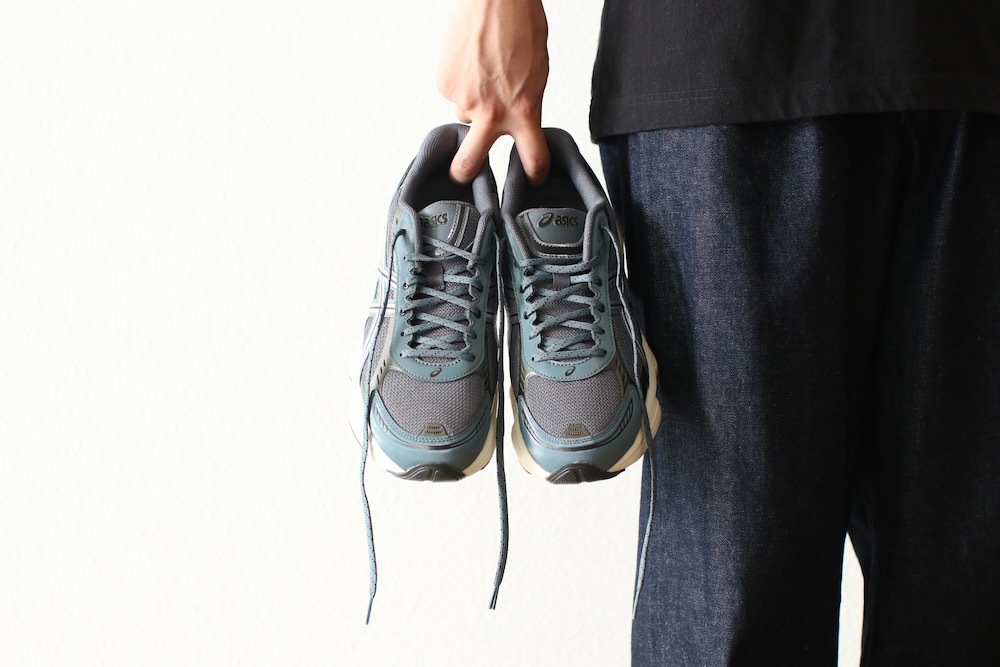 ASICS (å) "GEL-KINETIC FLUENT -CARRIEER GREY/PURE SILVER-"