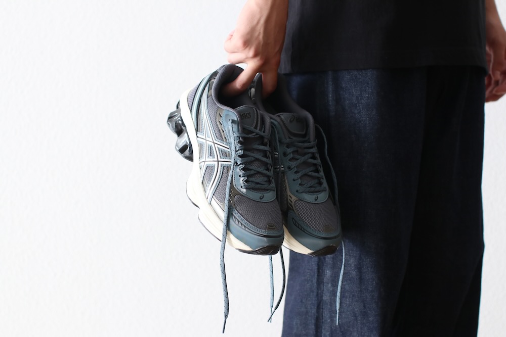 ASICS (å) "GEL-KINETIC FLUENT -CARRIEER GREY/PURE SILVER-"