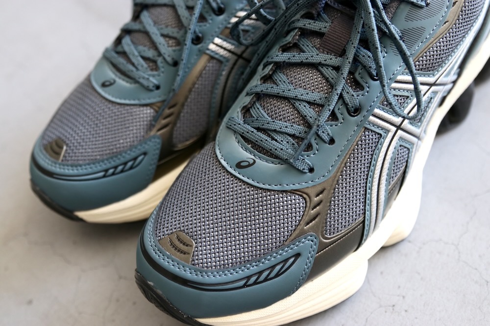 ASICS (å) "GEL-KINETIC FLUENT -CARRIEER GREY/PURE SILVER-"