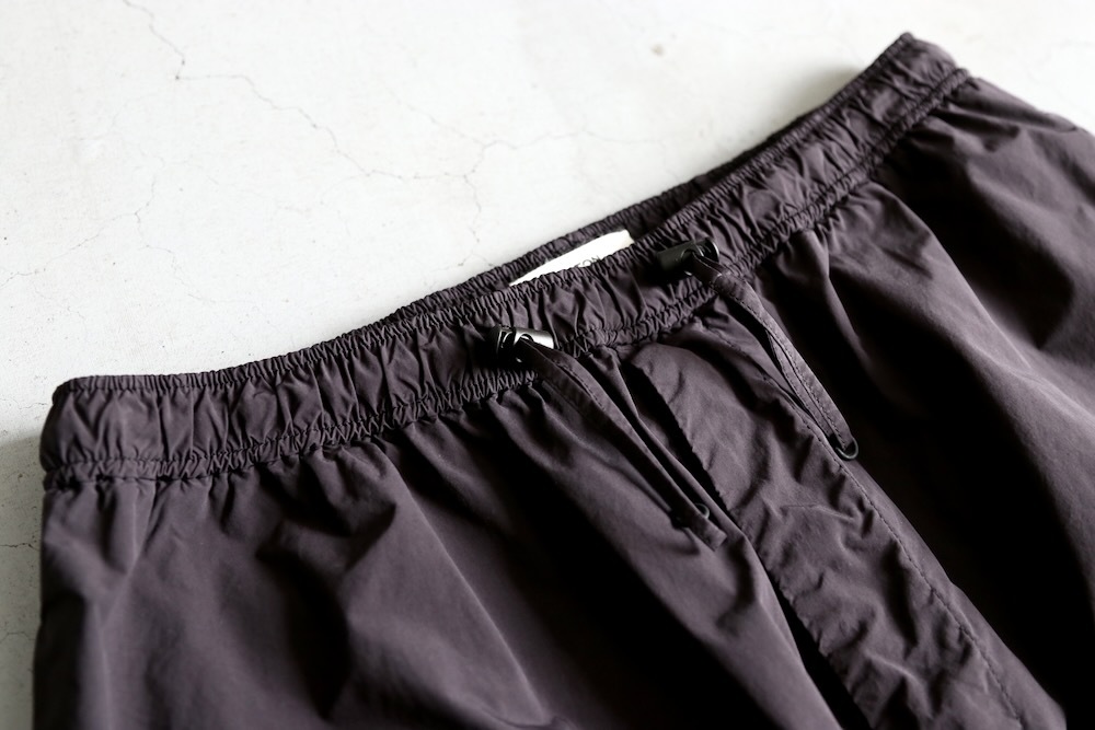 ATON (ȥ) "AIR WEATHER SHORT UTILITY CARGO PANTS"