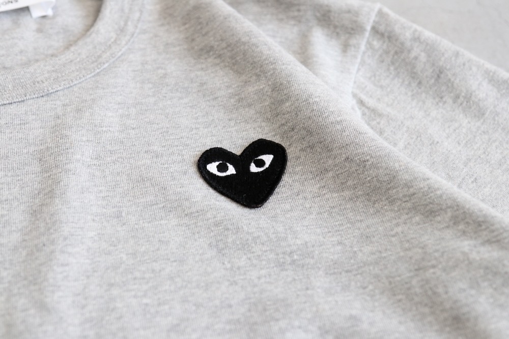 ��unisex��PLAY COMME des GARCONS(�ץ쥤 ���� �� ����륽��) "T-SHIRT BLACK EMBLEM BLACK HEART - AX-T076-051-"