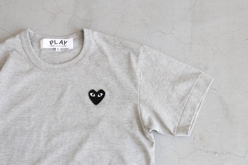 ��unisex��PLAY COMME des GARCONS(�ץ쥤 ���� �� ����륽��) "T-SHIRT BLACK EMBLEM BLACK HEART - AX-T076-051-"