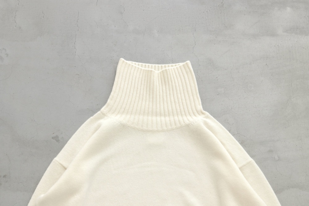 値下げ【美品】toujours トゥジュー　ウールカシミヤ タートルニット WOMEN'S】TOUJOURS（トゥジュー）“Turtle Neck Side Slit Big Pullover