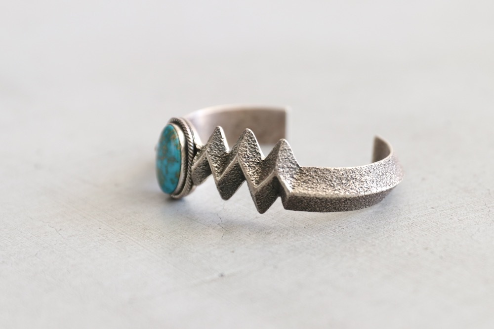 Aaron Anderson サンバーストリング / インディアンジュエリー Aaron Anderson Jewelry トュファキャストアーティスト第一人者