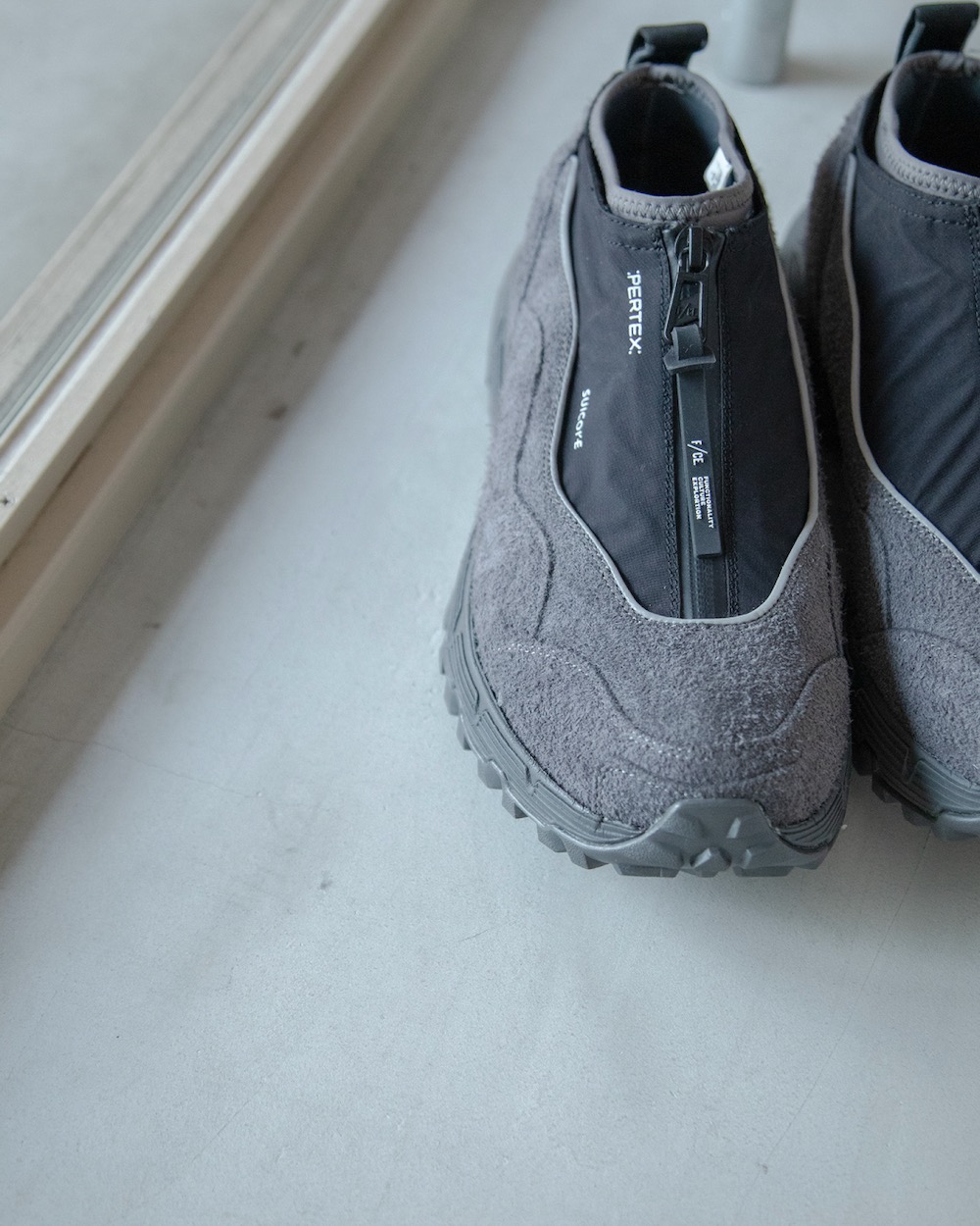 ��limited��F/CE. �� Suicoke(���� �������� �� �������å�) "AKK-ZIP-FCE"