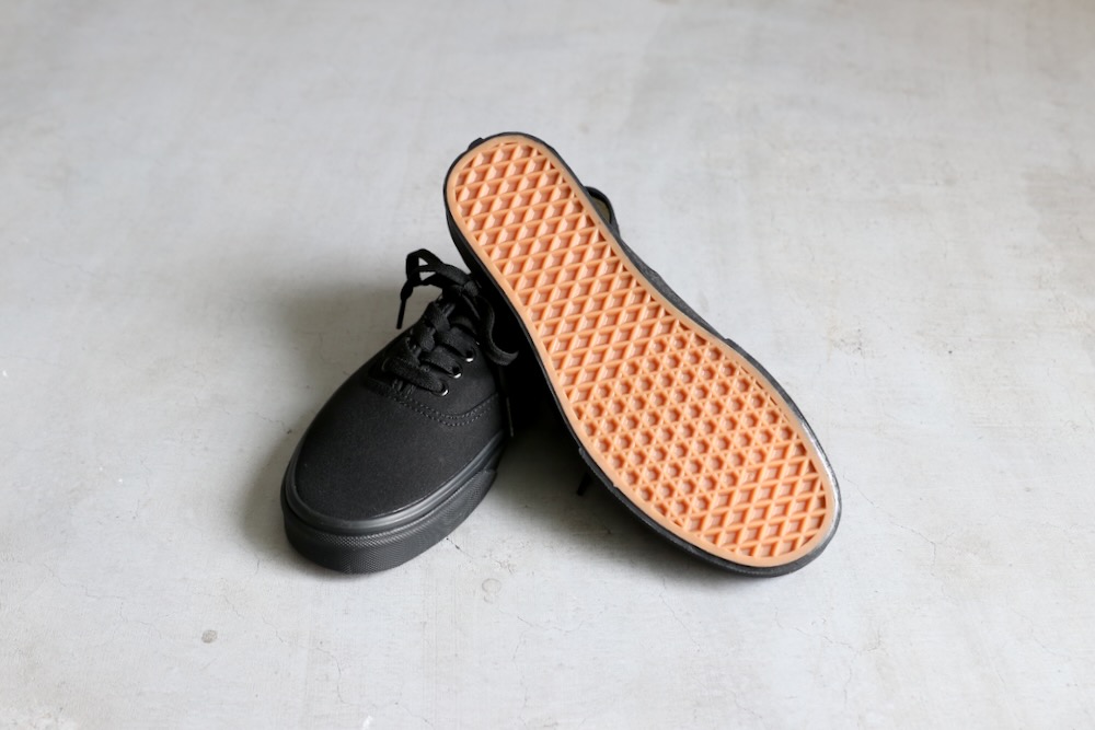 WOMEN'SVANS() "UA AUTHENTIC BLACK/BLACK"
