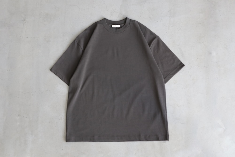 ATON (ȥ) "FRESCA PLATE OVERSIZED T-SHIRT"