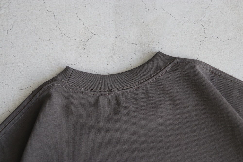 ATON (ȥ) "FRESCA PLATE OVERSIZED T-SHIRT"