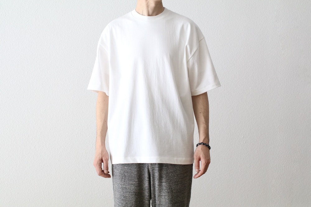 ATON (ȥ) "FRESCA PLATE OVERSIZED T-SHIRT"