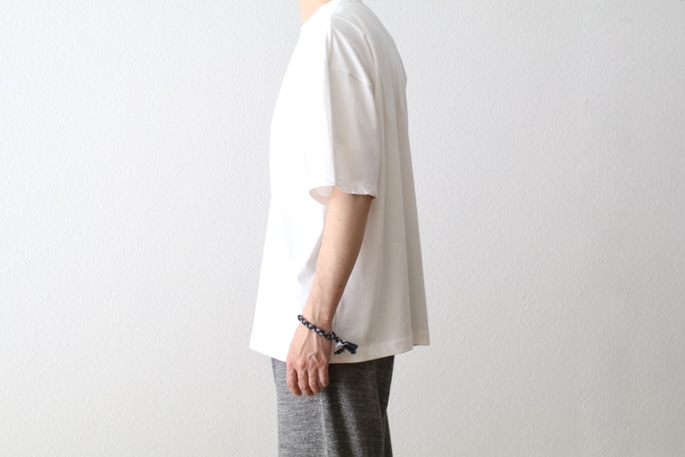 ATON (ȥ) "FRESCA PLATE OVERSIZED T-SHIRT"
