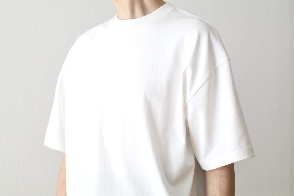 ATON (ȥ) "FRESCA PLATE OVERSIZED T-SHIRT"