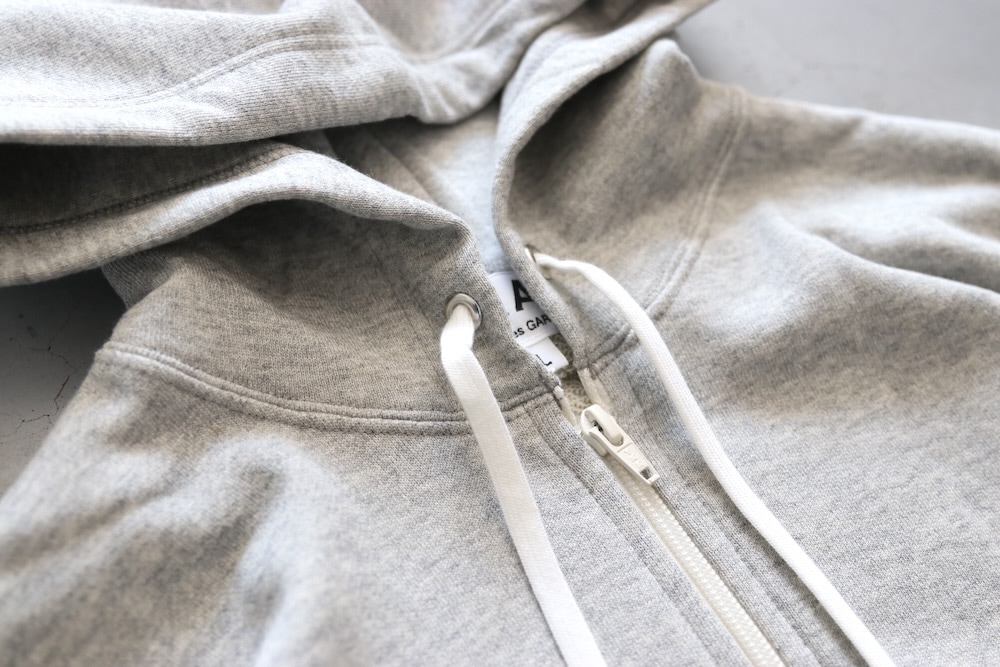 PLAY COMME des GARCONS(�ץ쥤 ���� �� ����륽��) "SWEATSHIRT RED EMBLEM GREY AX-T250-051"