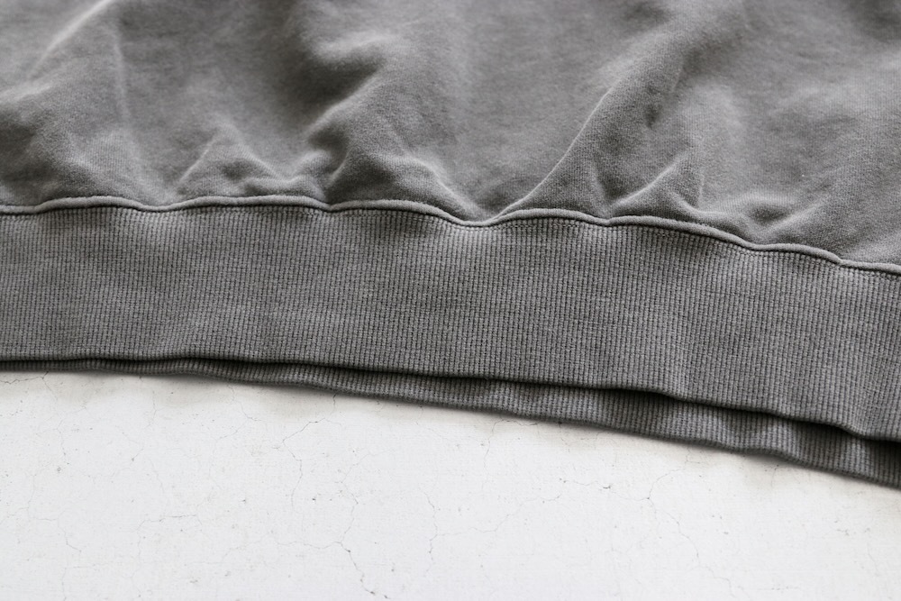 EVCON (���ӥ���) "PIGMENT CREW NECK SWEAT"