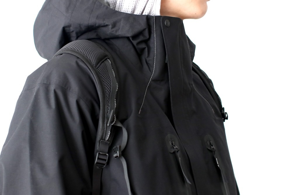 and wander(����ɥ�����) "2.5L hiker rain jacket"