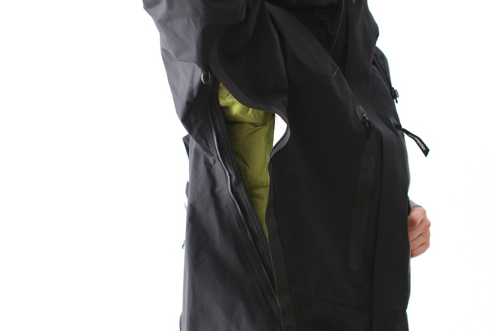 and wander(����ɥ�����) "2.5L hiker rain jacket"