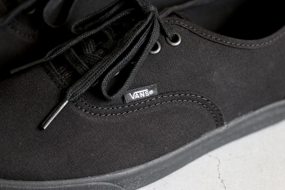 【VANS】 ヴァンズ AUTHENTIC LOWPRO BLACK/BLACK 国内発送 VANS バンズ スニーカー AUTHENTIC LOWPRO BLACK VN000D04BKA