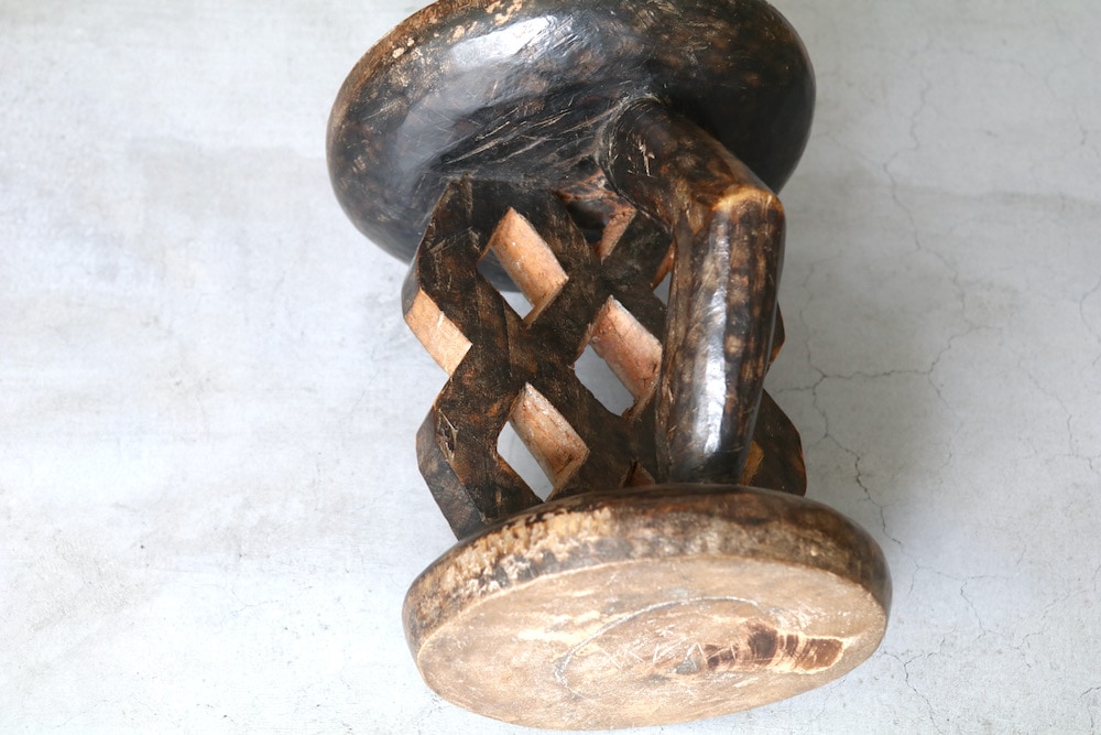 African Crafts (アフリカ工芸品) “トンガ族のスツール - LIGHT YEARS