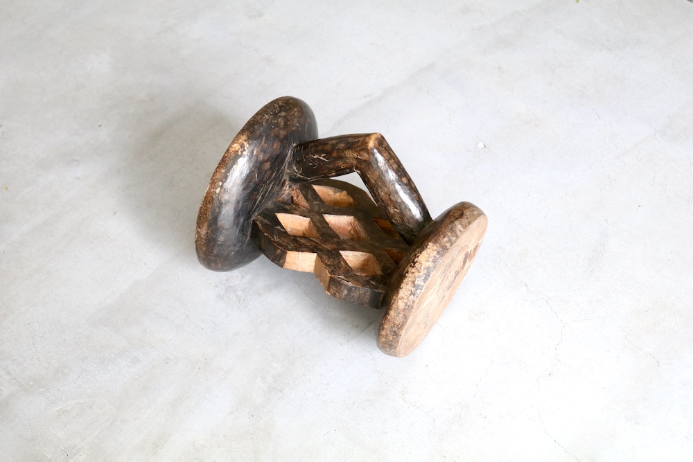 African Crafts (アフリカ工芸品) “トンガ族のスツール - LIGHT YEARS