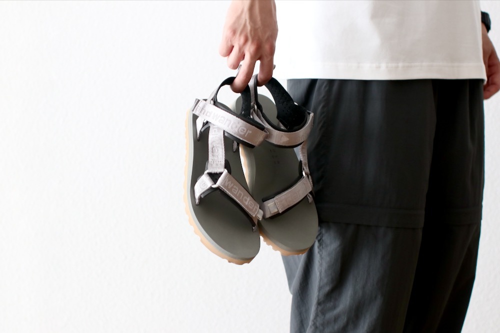and wander(ɥ) "Ny JQ tape sandals"