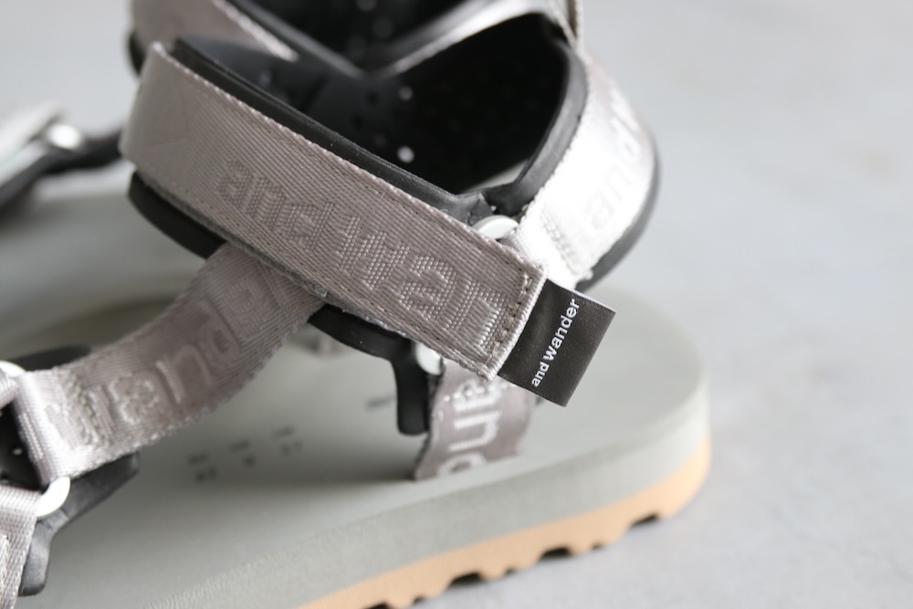 and wander(ɥ) "Ny JQ tape sandals"
