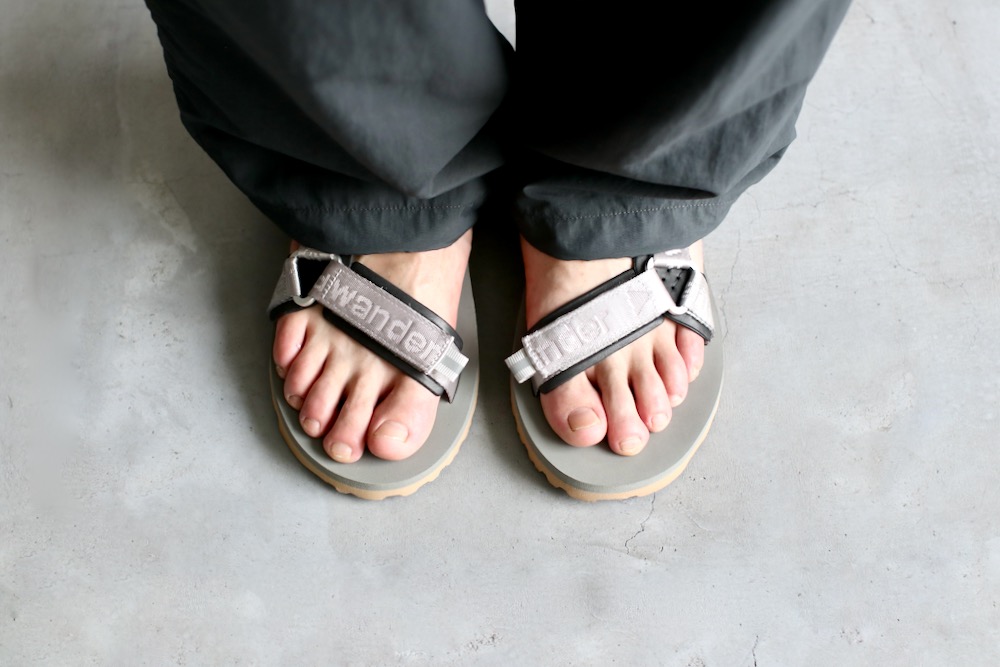 and wander(ɥ) "Ny JQ tape sandals"