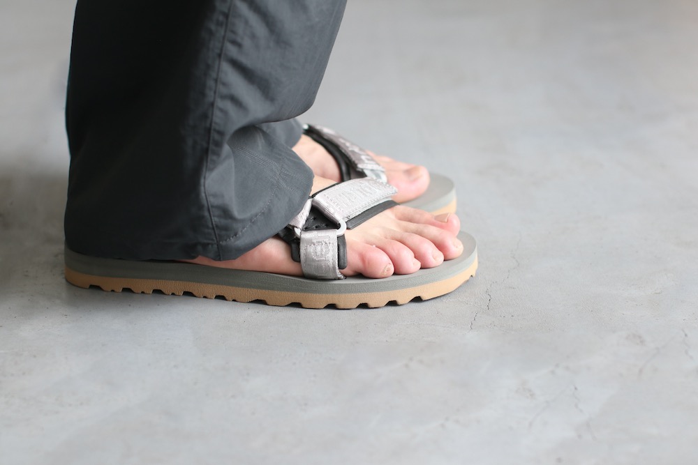 and wander(ɥ) "Ny JQ tape sandals"