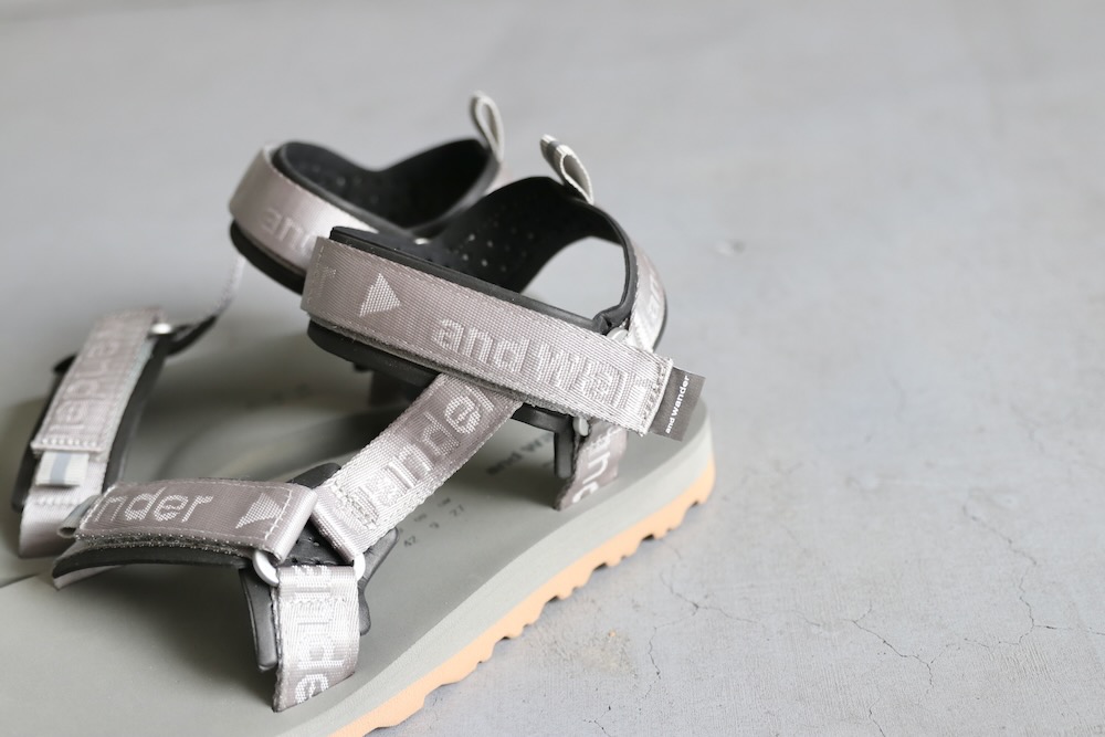 and wander(ɥ) "Ny JQ tape sandals"