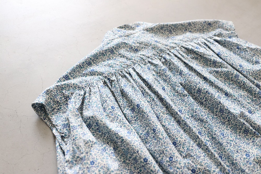 ��WOMEN'S��TOUJOURS�ʥȥ����塼�ˡ�Pleated Sleeveless Long Shirt - LIBERTY BLUE FLOWER PRINT COTTON CLOTH"