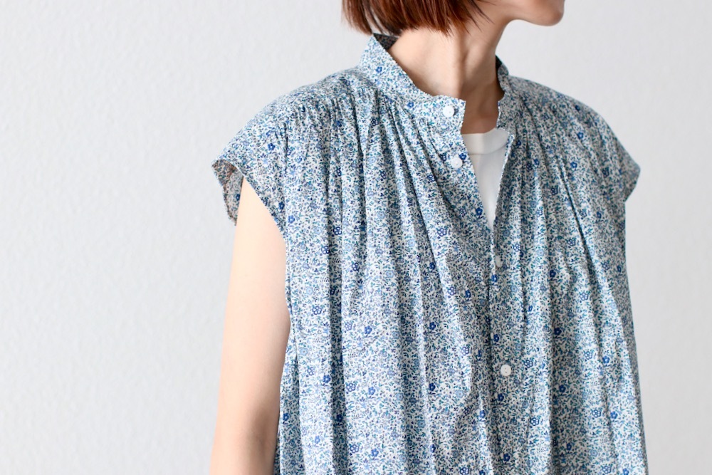 ��WOMEN'S��TOUJOURS�ʥȥ����塼�ˡ�Pleated Sleeveless Long Shirt - LIBERTY BLUE FLOWER PRINT COTTON CLOTH"