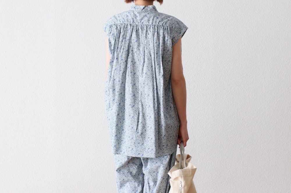 ��WOMEN'S��TOUJOURS�ʥȥ����塼�ˡ�Pleated Sleeveless Long Shirt - LIBERTY BLUE FLOWER PRINT COTTON CLOTH"